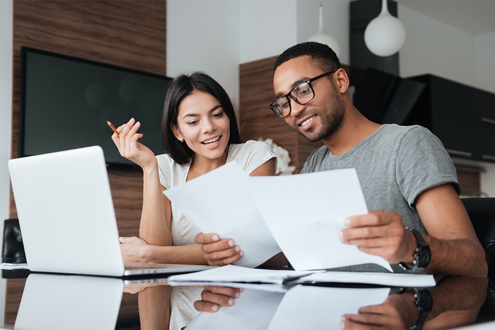 6 Tips Supaya Hubungan Suami Istri Kian Romantis Saat Work-from-Home