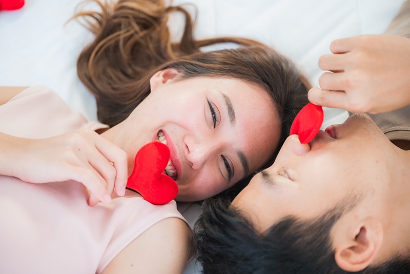 Tak Sempat Bulan Madu Karena Pandemi? Berikut 5 Tips Honeymoon Romantis di Rumah